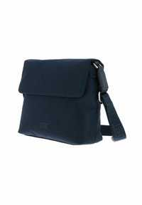 Borsa a tracolla in tessuto navy con chiusura a patta, accento del logo sulla parte anteriore, tracolla regolabile e superficie texturizzata.