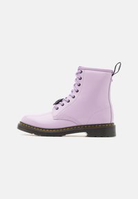 Fioletowe skórzane botki za kostkę na wysokim połysku z czarnymi sznurowadłami, żółtym przeszyciem i teksturowaną gumową podeszwą. Posiadają pętelkę z tyłu.