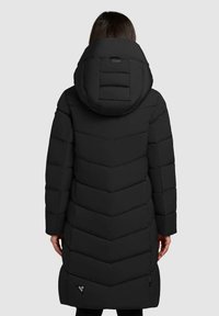 Zwarte pufferjas met een hoge kraag en capuchon, gekenmerkt door een chevronpatroon en zichtbare stiksels. Inclusief een logopatch aan de onderrand.
