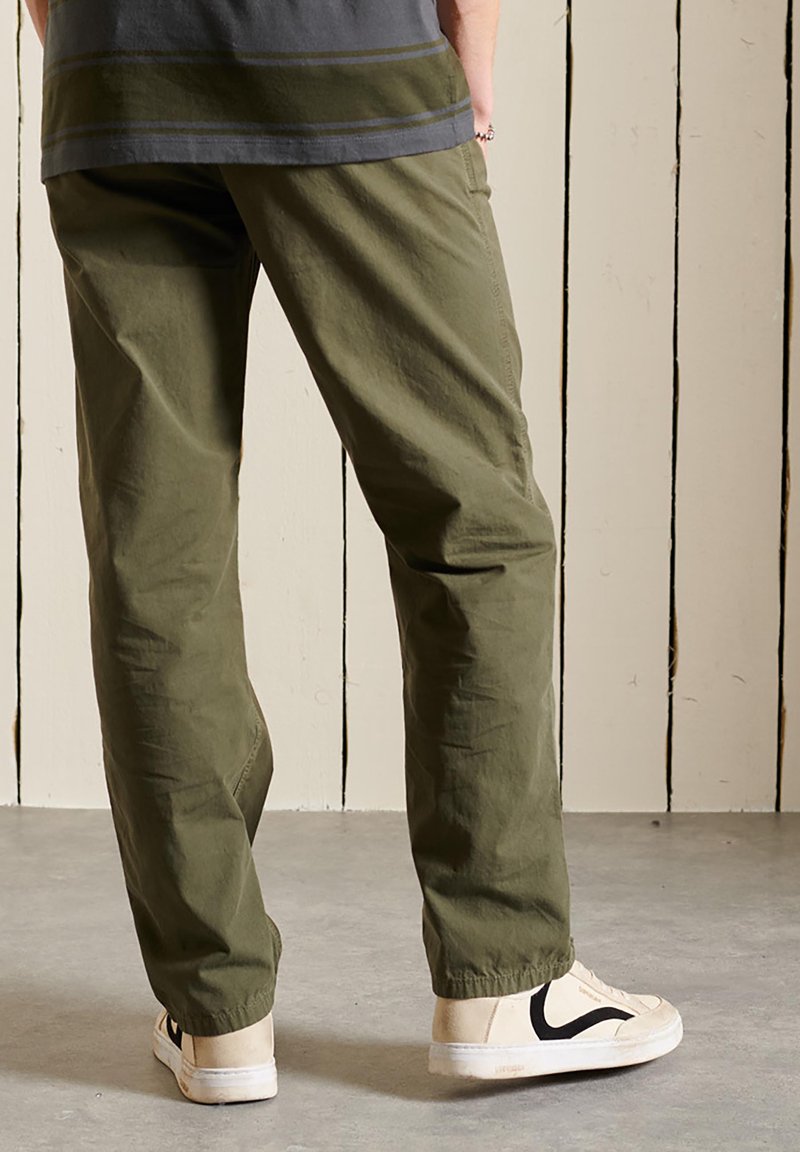 Herren Chinos | Superdry Chino dark moss/grün - HC97393 Herren Chinos | Superdry Chino dark moss/grün - HC97393