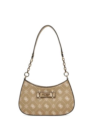 Borsa Guess color cammello con motivo logo bianco, catene color oro sulla tracolla e targa rettangolare con logo sulla parte anteriore.