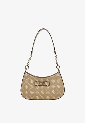 Borsa Guess color cammello con motivo logo bianco, catene color oro sulla tracolla e targa rettangolare con logo sulla parte anteriore.