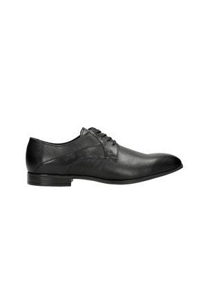 Chaussure habillée en cuir noir avec une surface lisse, un bout rond et un talon bas. Présente une texture subtile sur le côté et un design classique à lacets.