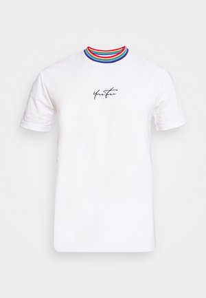 Valkoinen lyhythihainen t-paita, jossa on monivärinen raidallinen kaulus ja musta viivatyylinen teksti edessä, valmistettu pehmeästä puuvillamateriaalista.