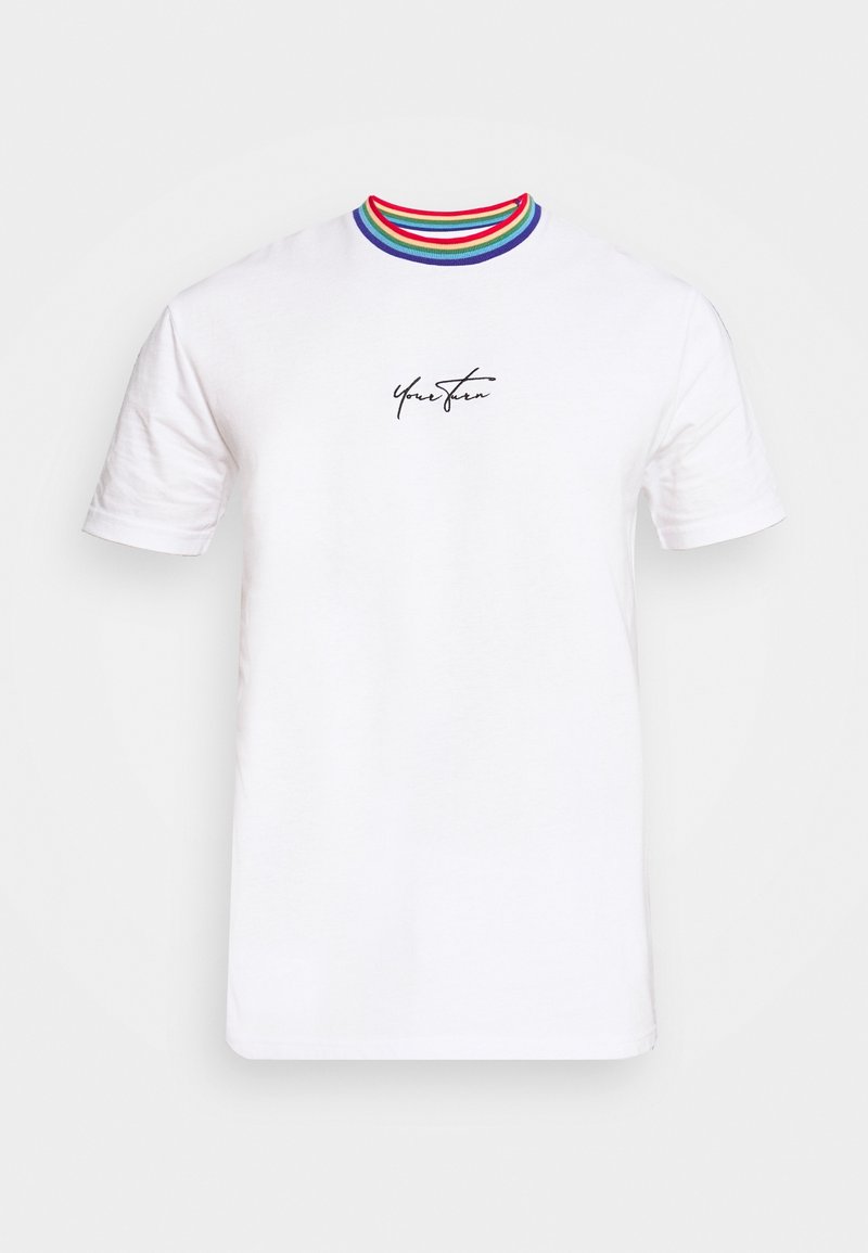 Valkoinen lyhythihainen t-paita, jossa on monivärinen raidallinen kaulus ja musta viivatyylinen teksti edessä, valmistettu pehmeästä puuvillamateriaalista.