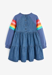 Abito in denim con maniche lunghe blu e strisce arcobaleno. Gonna svasata con ruffles a strati e chiusura con bottone sul retro.