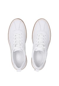 Bílé tenisky s hladkým koženým svrškem, kulatou špičkou, šněrováním a kontrastní hnědou gumovou podrážkou. Obsahují poutko na patě pro snadné obouvání.