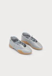 adidas Originals - TAEKWONDO MEI BALLET - Ballerina's met enkelbandjes - silver-coloured Miniatuurafbeelding 1