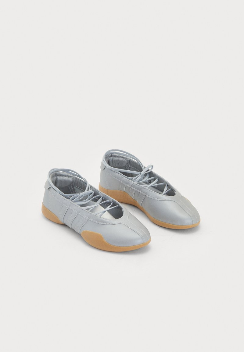 adidas Originals - TAEKWONDO MEI BALLET - Ballerina's met enkelbandjes - silver-coloured, Vergroten
