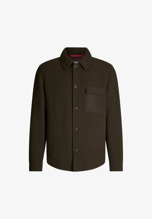 Braune Wollhemdjacke mit kragenförmigem Hals, vorderem Knopfverschluss und einer strukturierten Klappentasche auf der linken Brust.