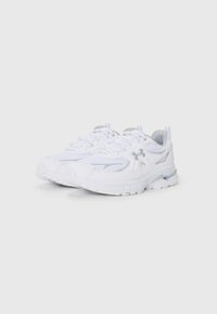Under Armour APPARITION TECH - Sneakers laag - white/white/metallic silver-coloured
