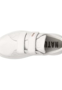 Sneaker bianca con due pattini in velcro, tomaia in pelle testurizzata, collo imbottito e soletta stampata con la scritta "NATUR". Design pulito.