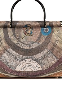 Borsa in pelle con manico nero, caratterizzata da un design di mappa vintage in toni beige, marroni e blu, con testo e illustrazione di una bussola.