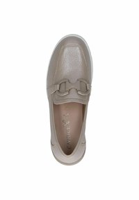 Šviesiai kreminės spalvos slip-on tipo batai, pagaminti iš tekstūruotos odos, su apvaliu pirštu, dekoratyviniu akcentu ir paminkštinta vidine dalimi.