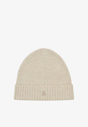 Bonnet beige en tricot avec une texture côtelée et un revers plié ; présente un petit logo brodé sur le devant.