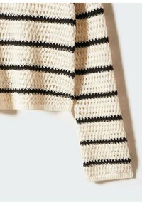 Pull en tricot présentant un tissage ouvert avec des rayures horizontales noires sur fond crème ; les poignets côtelés apportent texture et finition.