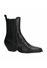 Bottines en cuir noir à bout pointu, avec des panneaux latéraux nervurés et un petit talon carré. Texture lisse avec un minimum de détails de design.