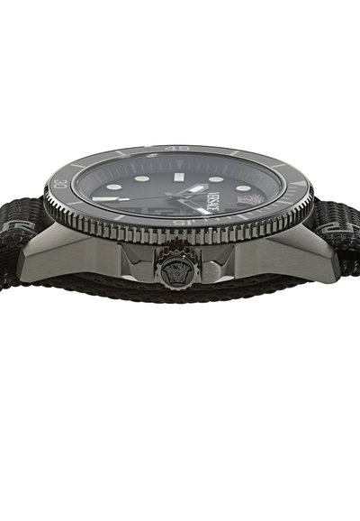 Montre-bracelet noire Versace avec bracelet en tissu texturé, lunette tournante et emblème Méduse sur la couronne, vue de profil.