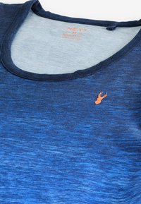 Sinine gradient t-särk pehme tekstuuriga, ümmargune kaelus ja väike oranž hirve logo vasakul pool kaela lähedal.