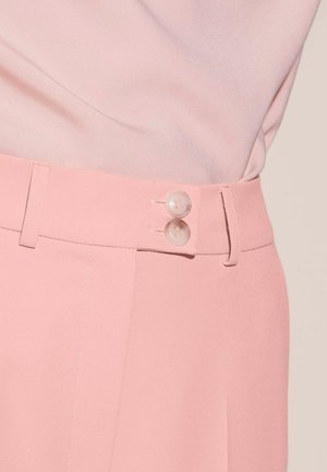 Lichtroze high-waisted broek met een zachte textuur, voorzien van twee knopen in de taille en op maat gemaakte plooien.