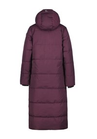 Pitkä, pörröinen takki tumman violetissa, jossa huppu. Ominaisuuksina vaakasuorat tikkaukset ja suuri "L"-logo takana.