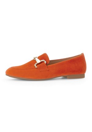 Oranger Wildleder-Loafer mit flacher Sohle, versehen mit einem goldenen Metalldetail und einer gestickten Verzierung entlang des Vamps und der Seiten.