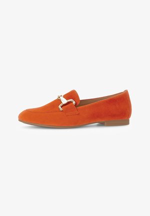 Oranger Wildleder-Loafer mit flacher Sohle, versehen mit einem goldenen Metalldetail und einer gestickten Verzierung entlang des Vamps und der Seiten.
