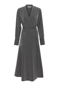 Rochie gri, dintr-o țesătură moale și texturată, cu mâneci lungi, curea de legare și modele diagonale cu dungi pe bust și fustă.
