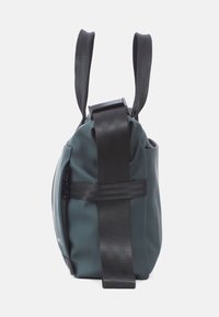 Wasserabweisende türkisfarbene Tasche mit runder Form, glatter Textur und schwarzen Trägern. Verfügt über ein Reißverschlussfach an der Seite.