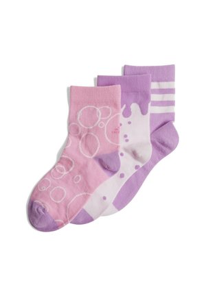 Tre paia di calzini alla caviglia in tonalità rosa e viola con motivi a bolle, schizzi di vernice e righe, disposti in piano su sfondo bianco.