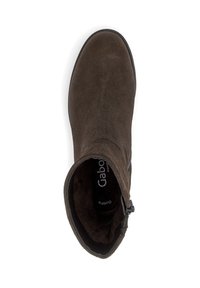 Bruine suede enkellaars met een ronde neus, zijrits en een zachte binnenvoering. Licht gestructureerd oppervlak, minimale hardware.