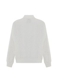 Maglione bianco con dettagli in pizzo, collo alto, polsini e vita a coste. Presenta un motivo testurizzato con perforazioni circolari in tutta la superficie.