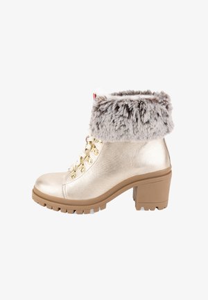 Bottines métalliques dorées avec un col en fausse fourrure, dotées d'un talon épais, d'un laçage à l'avant et d'une semelle robuste pour une meilleure adhérence.