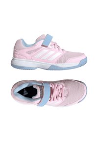 Rosa Sportschuhe mit atmungsaktivem Mesh-Obermaterial, weißen Streifen, hellblauen Akzenten, verstärkter Zehenpartie und verstellbarem Riemen über dem Spann.