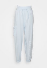 Pantalons de survêtement bleu clair avec une taille élastique, cordon de serrage, poche cargo latérale et impression de logo blanc sur la jambe gauche. Design doux et décontracté.