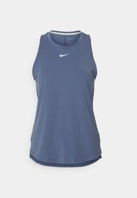 Granatowy sportowy tank top bez rękawów wykonany z oddychającej tkaniny odprowadzającej wilgoć, z białym logo Nike na piersi i zaokrąglonym dołem.
