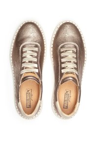Chaussures en cuir perforé bronze avec des lacets crème, bout rond et semelle en caoutchouc blanc. L'intérieur présente un rembourrage beige et le logo de la marque.
