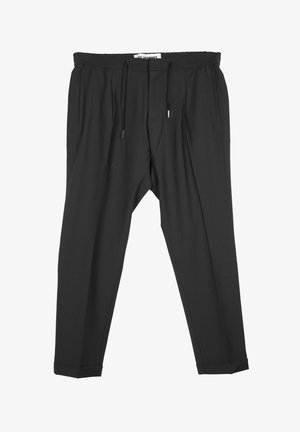 Schwarze Hosen aus leichtem Stoff, mit einem elastischen Bund und Kordelzug, gefalteter Vorderseite und schmal zulaufendem Bein.