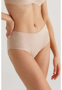 Beige hooggeknipte ondergoed gemaakt van gladde stof, met een naadloos ontwerp en elastische tailleband, zonder zichtbare naden of hardware.