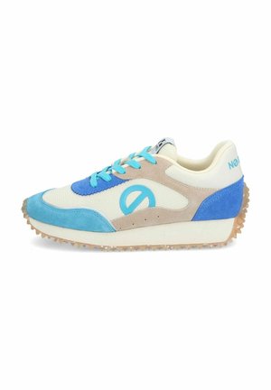 Sneakers with a beige mesh upper, blue suede accents, and light blue laces. Features a textured rubber sole with spikes for grip.