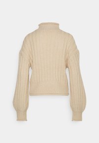 Pull beige en maille épaisse avec texture côtelée, col montant, longues manches ballon et poignets ajustés, vu de dos sur fond blanc.