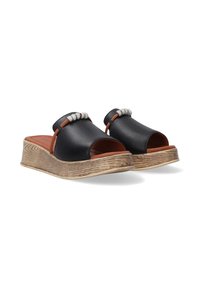 Sorte læder open-toe slide sandaler med brune detaljeringer, hævet træplatform og dekorative metalperler på stroppen.