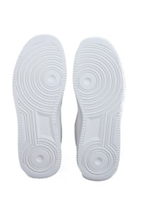 Vita sneakersulor med ett cirkulärt och ribbat mönster, med texturerade accenter för grepp. Tillverkade av slitstarkt gummimaterial.