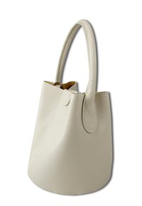 Sac en cuir beige clair de type seau avec une finition texturée, des poignées arrondies et une fermeture supérieure resserrée. Design compact et structuré.