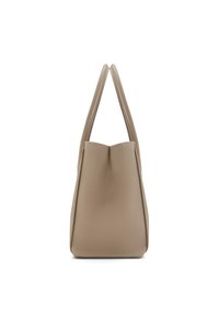 Tan leren tote bag met een gestructureerd oppervlak, voorzien van twee lange handvaten en een brede, open top, die een minimalistisch ontwerp benadrukt.