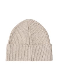 Gorro de punto acanalado en color beige con vuelta, diseñado para proporcionar calidez y uso casual.