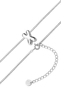 Sidabrinė apyrankė su tekstūruotu X-formos pakabuku ir užsegimu-vėžiakliu bei reguliuojama grandinėle ilgio pritaikymui.