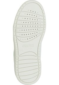 Suela de zapato de goma blanca con perforaciones circulares, ranuras horizontales y un patrón texturizado. Presenta la marca Geox y detalles de patente italiana.
