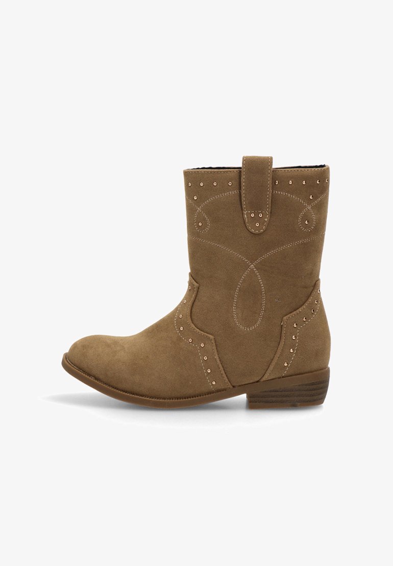 Bota de tobillo de ante marrón con punta afilada, costuras decorativas y acentos de tachuelas. Presenta un tacón bajo apilado y una cinta para facilitar el calzado.