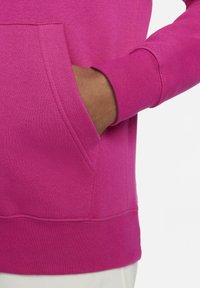 Nike Sportswear SPORTSWEAR CLUB FLEECE - Sweatshirt com capuz - active pink/active pink/white